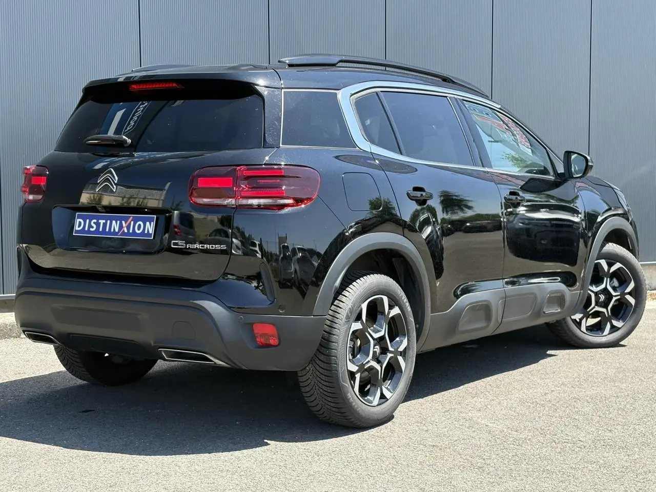 Vue 3/4 arrière droite du Citroën C5 Aircross Hybrid noir Perla avec hayon électrique et jantes alliage 18 pouces.