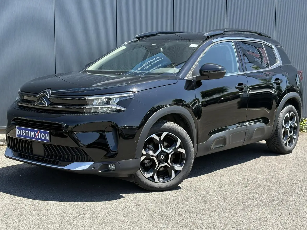 Citroën C5 Aircross Hybrid noir Perla en 3/4 avant droit avec jantes alliage bi-ton et barres de toit noires.