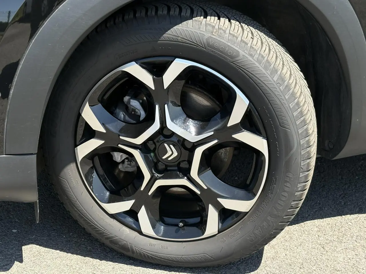 Gros plan sur la jante alliage 18'' bi-ton noire et argent du Citroën C5 Aircross Hybrid noir Perla, côté gauche.