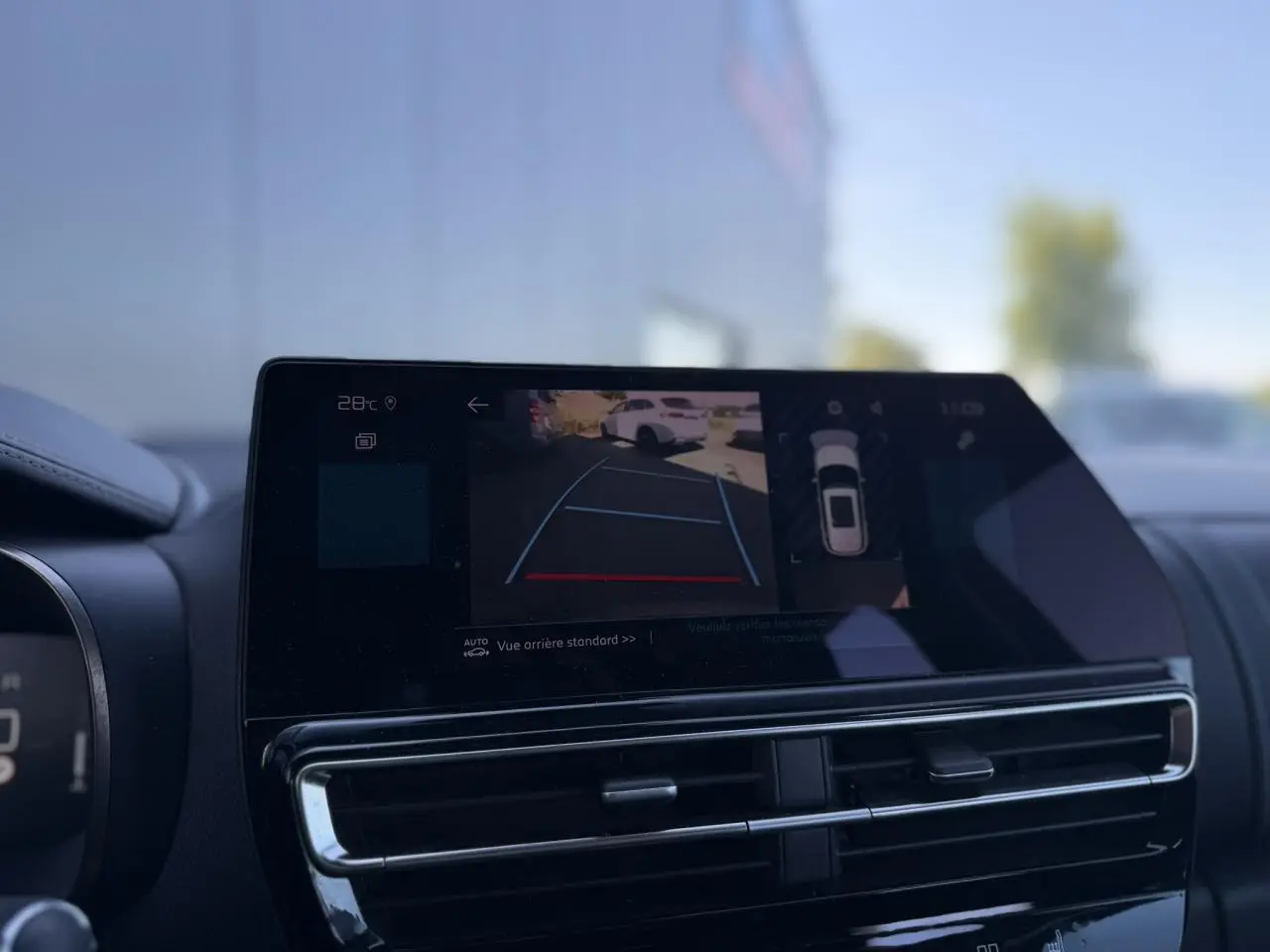 Écran tactile intérieur de la Citroën C5 Aircross Hybrid montrant la caméra de recul et l’aide au stationnement.