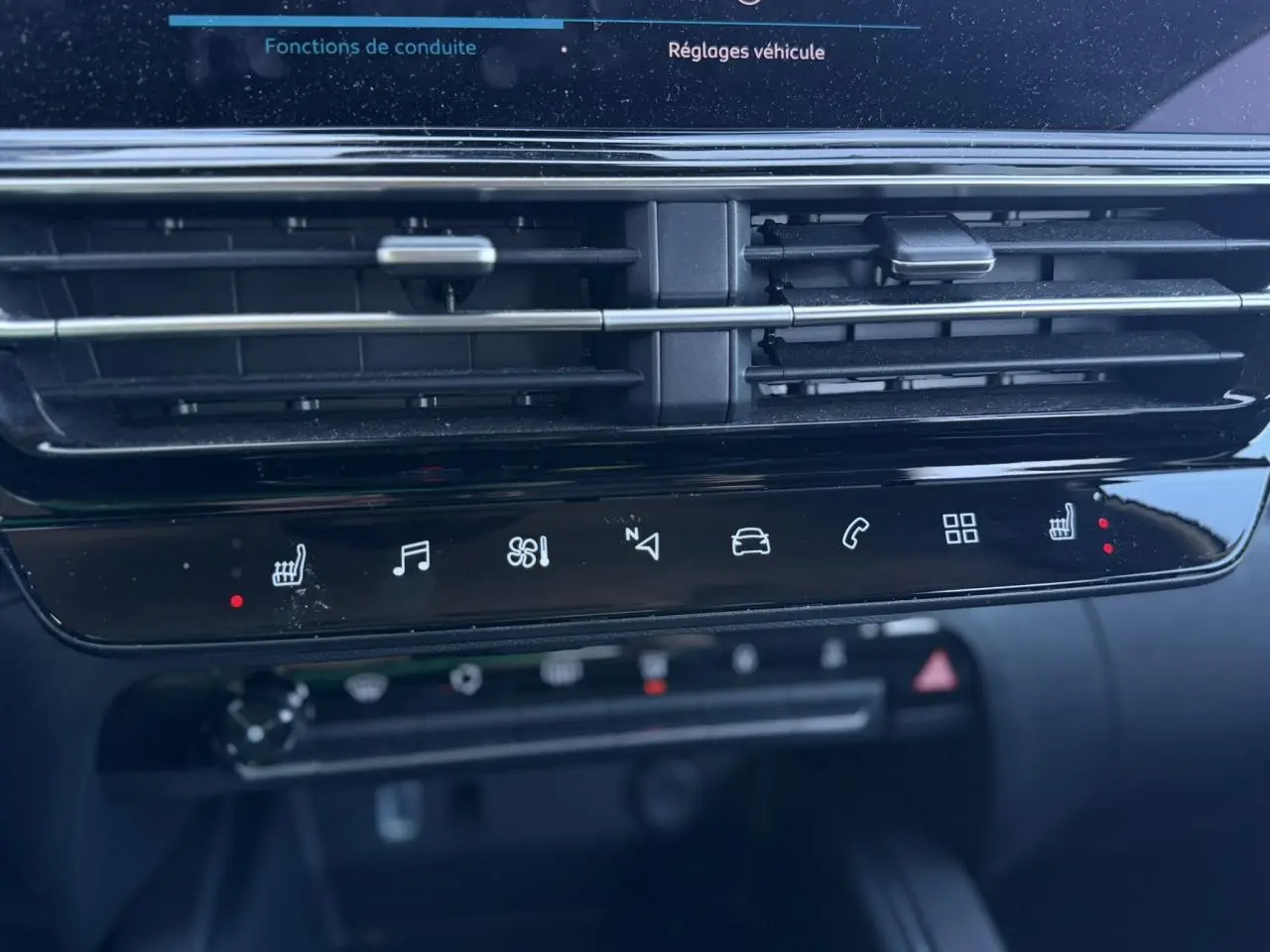 Détail de la console centrale tactile noire avec commandes de sièges chauffants et ventilation du Citroën C5 Aircross Hybrid gris Platinium.