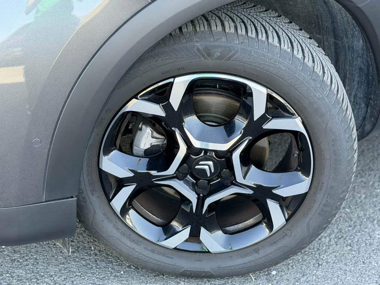 Gros plan sur la jante alliage 18'' bi-ton noire et argent du Citroën C5 Aircross Hybrid gris Platinium.