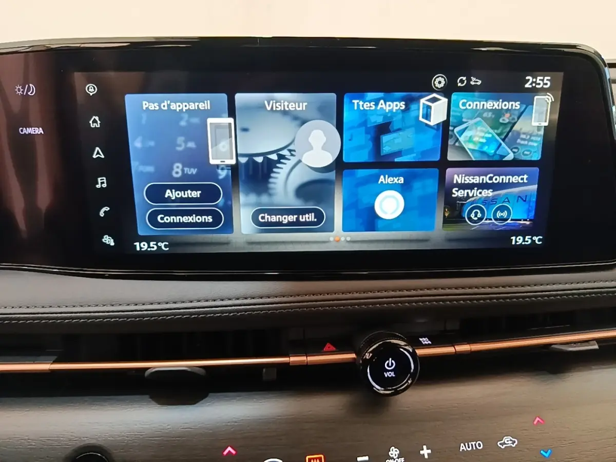 Écran tactile central 12,3 pouces du tableau de bord du Nissan Ariya 63kWh noir, affichage des connexions et apps.
