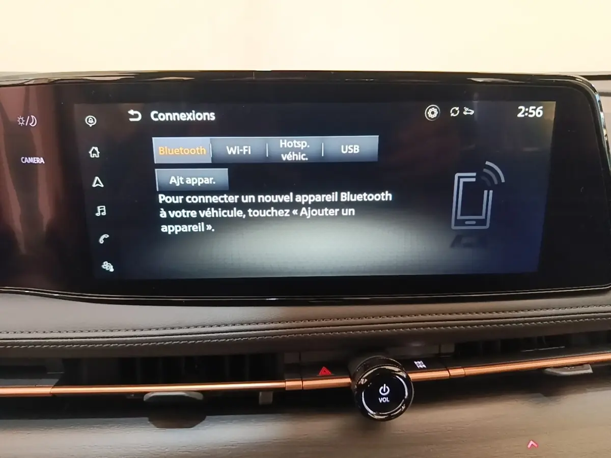 Écran tactile central du tableau de bord du Nissan Ariya noir, affichant le menu de connexion Bluetooth.