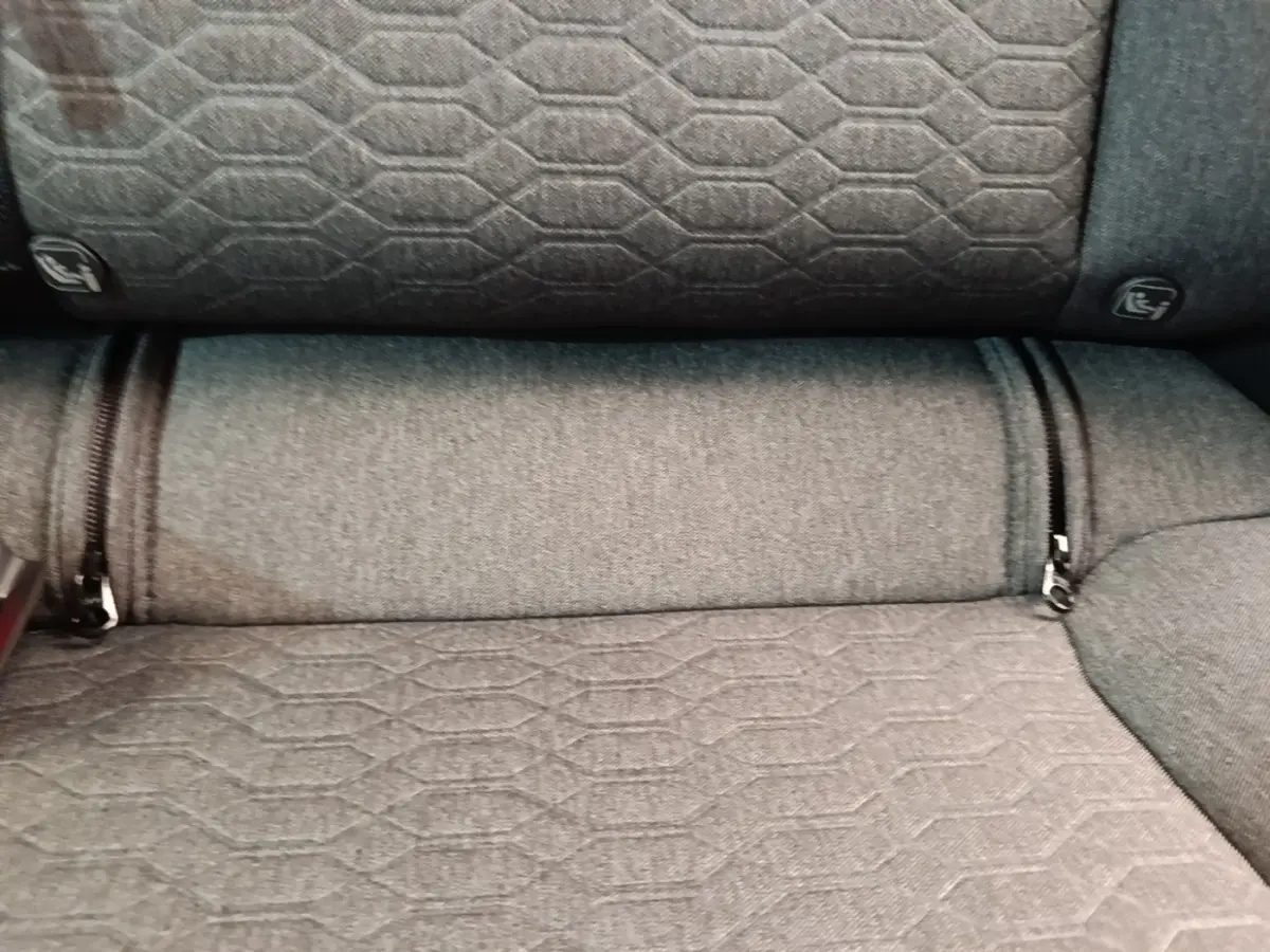 Détail de la banquette arrière grise avec fixation Isofix du Nissan Ariya 63kWh 218ch Engage 2026.