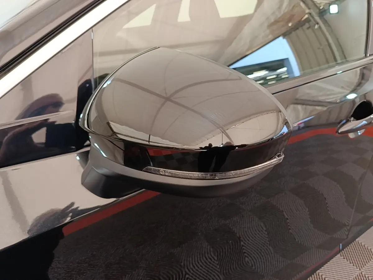 Rétroviseur droit noir brillant du Nissan Ariya 63kWh 218ch Engage 2026, avec clignotant intégré, vue rapprochée.