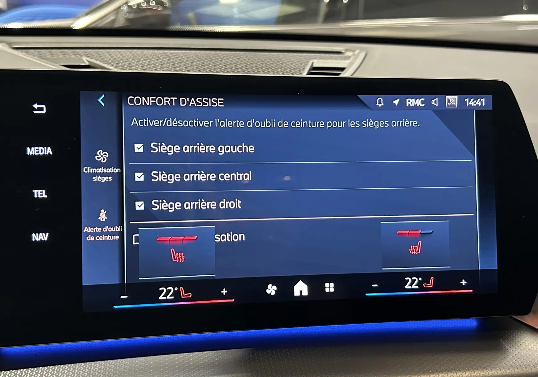 Écran tactile intérieur du BMW X1 2024 affichant les réglages de confort d'assise et sièges chauffants.