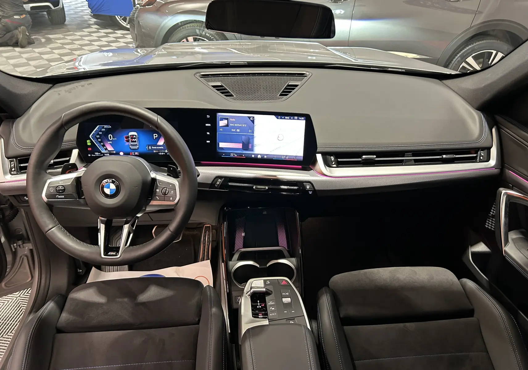 Intérieur avant de la BMW X1 2024 M Sport, tableau de bord numérique et volant cuir M Sport noir.