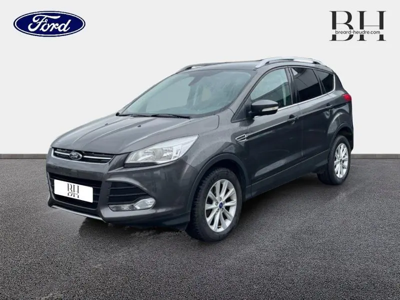 Ford Kuga gris Magnetic vue 3/4 avant droit, avec jantes alu et vitres teintées.