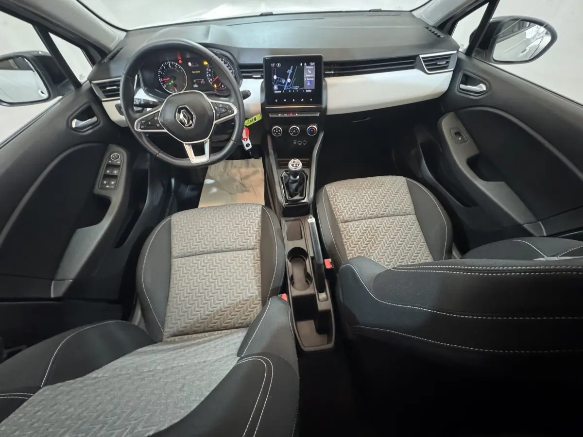 Intérieur Renault Clio Business TCe 100 GPL 2023 vu de dessus, sièges tissu gris, tableau de bord avec écran tactile central.