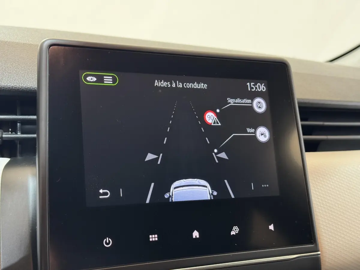 Écran tactile central de la Renault Clio Business affichant les aides à la conduite et la reconnaissance des panneaux.