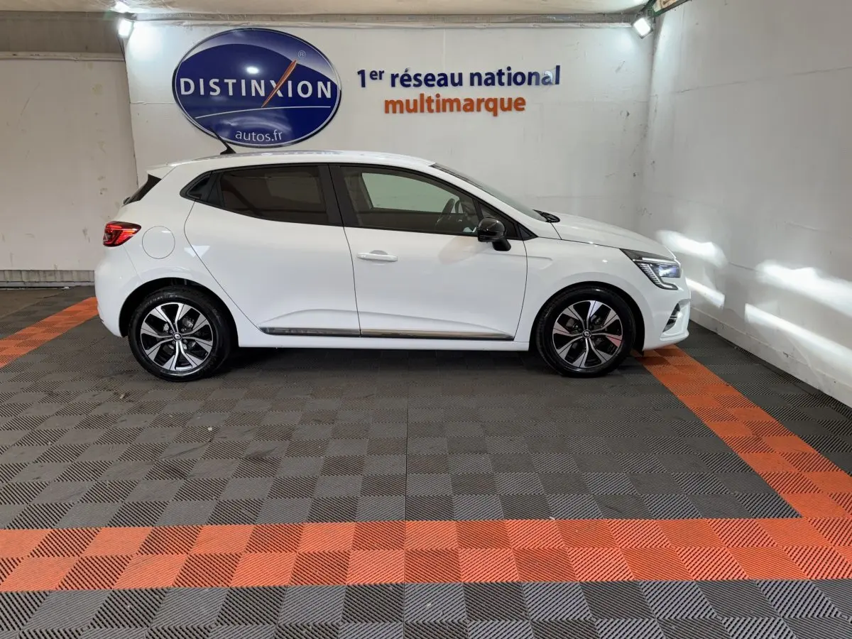 Profil droit d'une Renault Clio Business TCe 100 GPL blanche 2023, avec jantes alliage et rétroviseurs noirs.