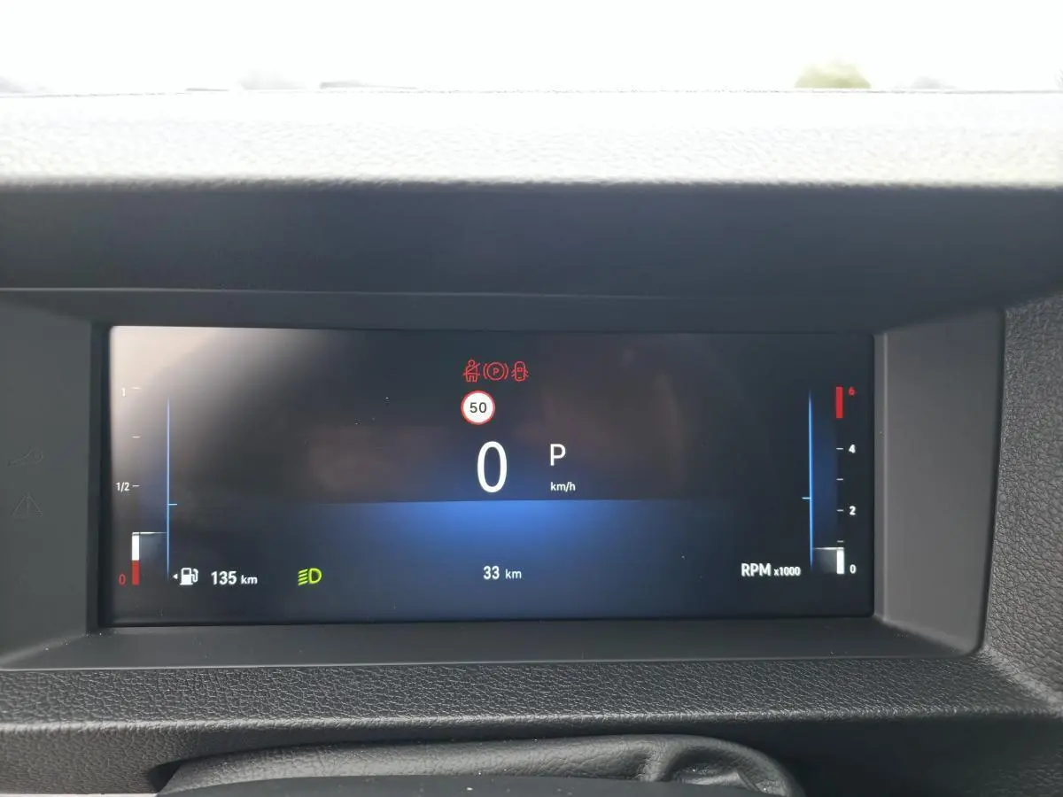 Combiné numérique 10 pouces HD couleur de l'Opel Vivaro 2025 affichant vitesse, autonomie et température moteur.