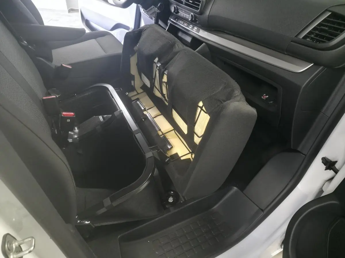 Intérieur de l’Opel Vivaro blanc, vue côté droit sur siège passager relevé avec rangement intégré visible.