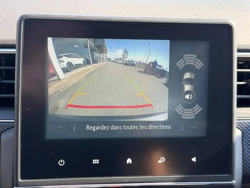 Écran de caméra de recul du Renault Arkana gris métallisé 2025, affichant l'arrière avec lignes de guidage colorées.
