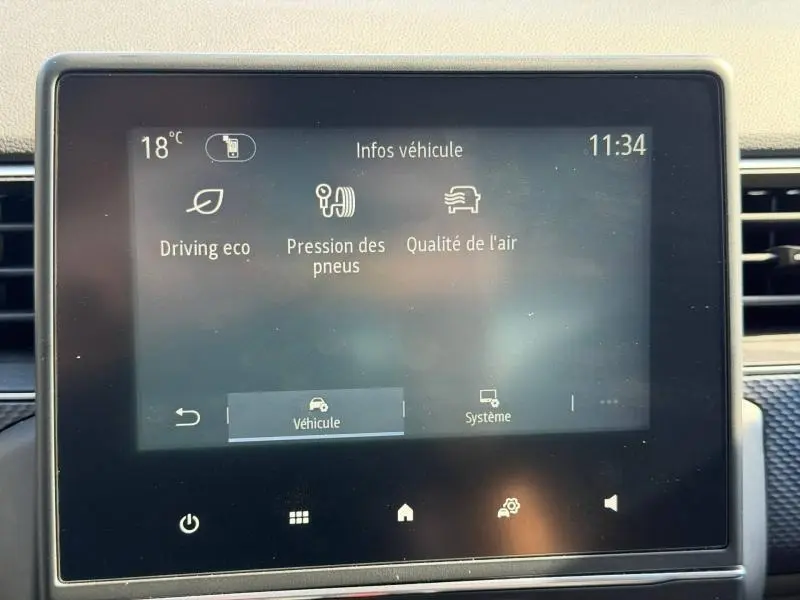 Écran tactile central du Renault Arkana 2025 affichant les infos véhicule, avec interface sobre et icônes claires.