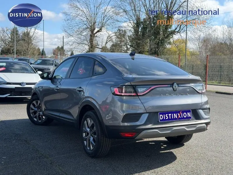 Vue 3/4 arrière droite d'un Renault Arkana gris métallisé 2025 avec feux arrière LED et toit panoramique.
