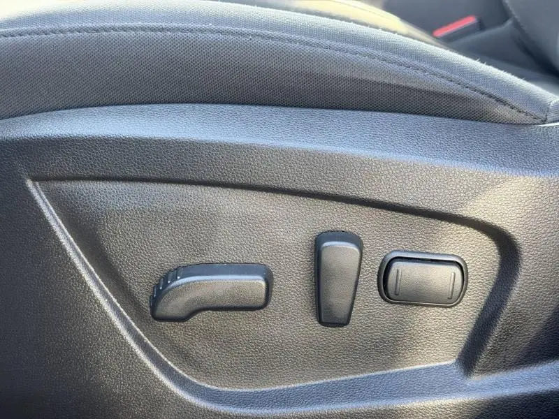 Détail des commandes électriques de réglage du siège conducteur sur Renault Arkana gris métallisé 2025.