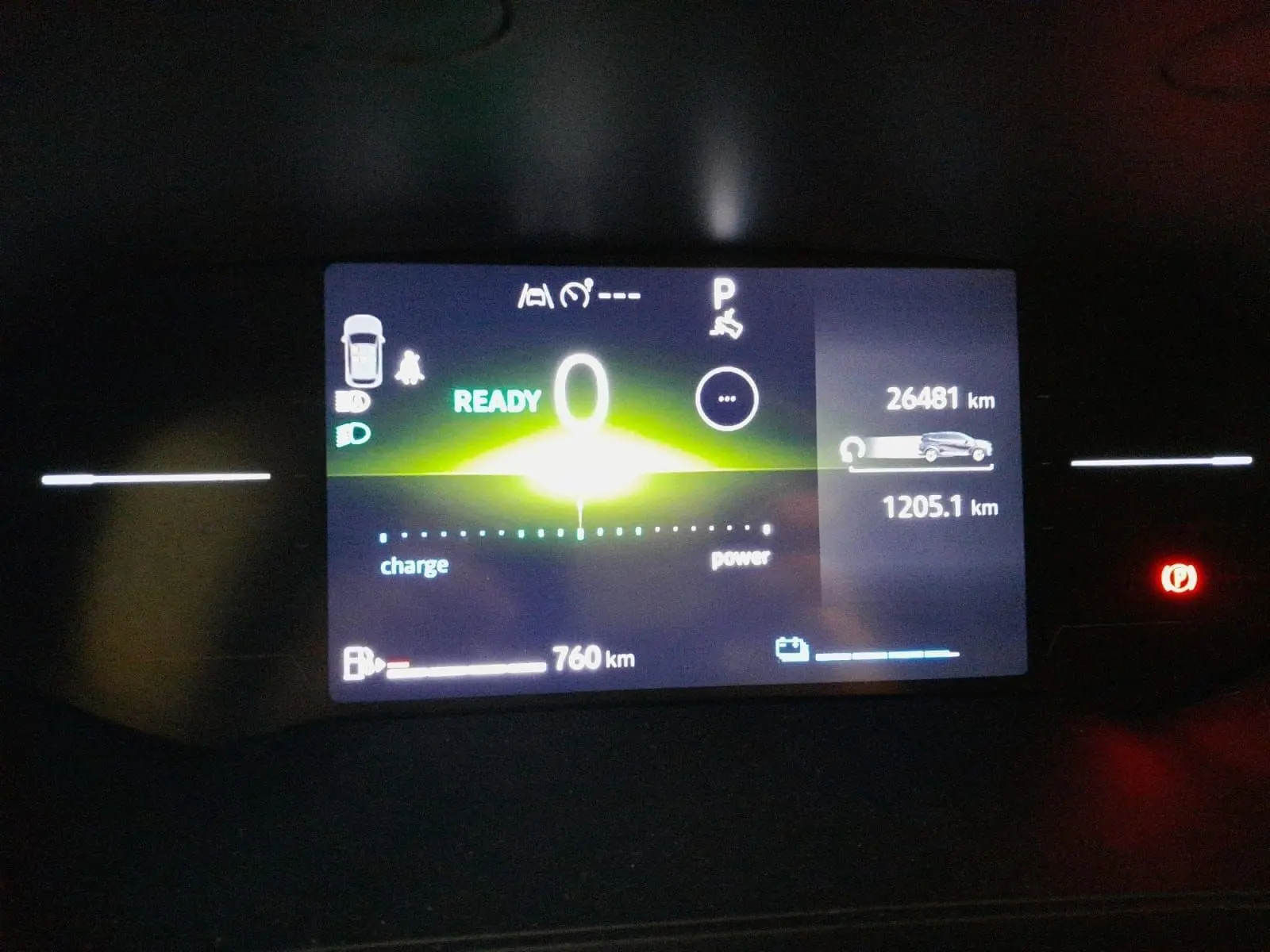 Tableau de bord numérique du Renault Symbioz gris cassiopée, affichant l'état prêt et l'autonomie à 760 km.