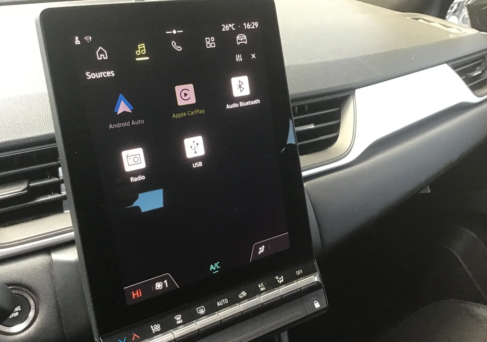 Vue rapprochée de l’écran tactile vertical du système multimédia OpenR Link 10,4'' dans le tableau de bord gris du Renault Symbioz.