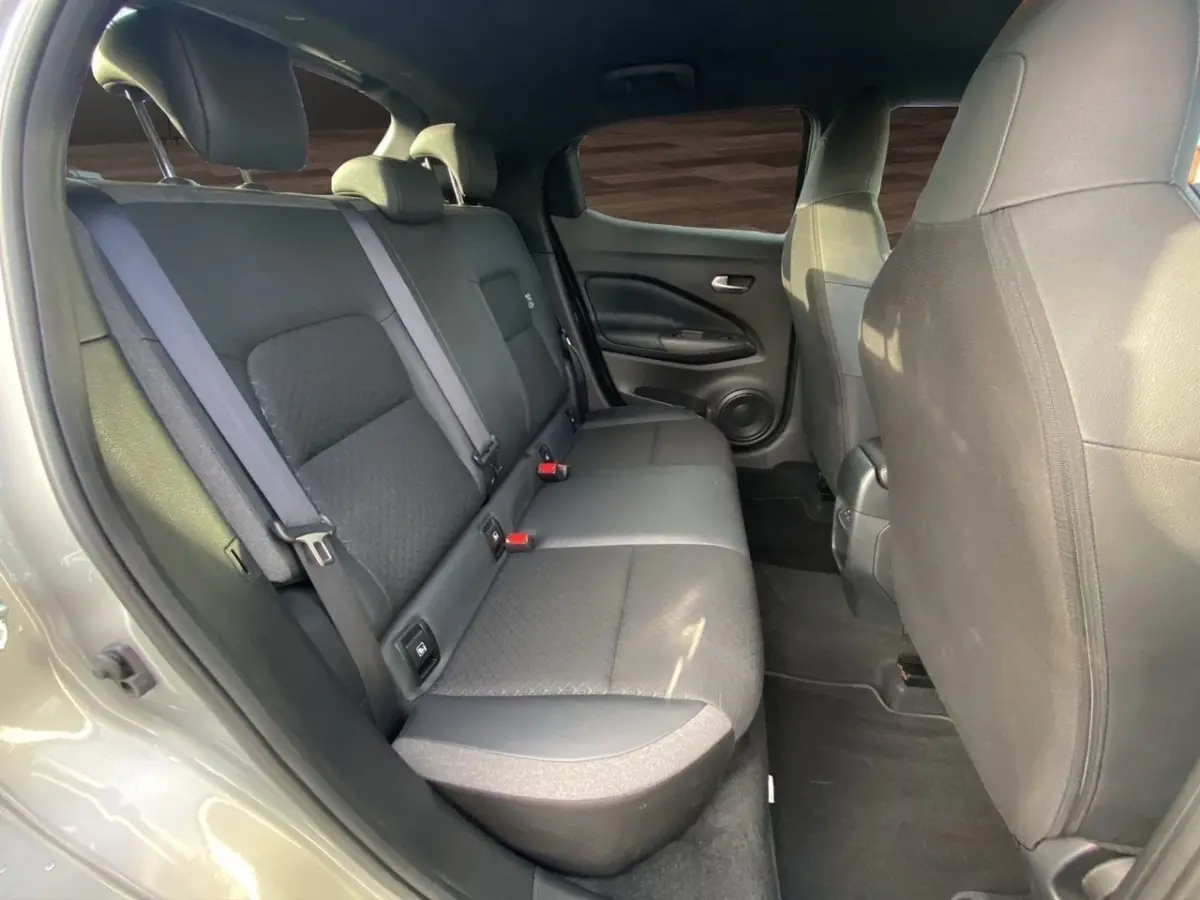 Vue intérieure côté droit des sièges arrière gris foncé du Nissan Juke DIG-T 114 DCT N-Connecta 2025.
