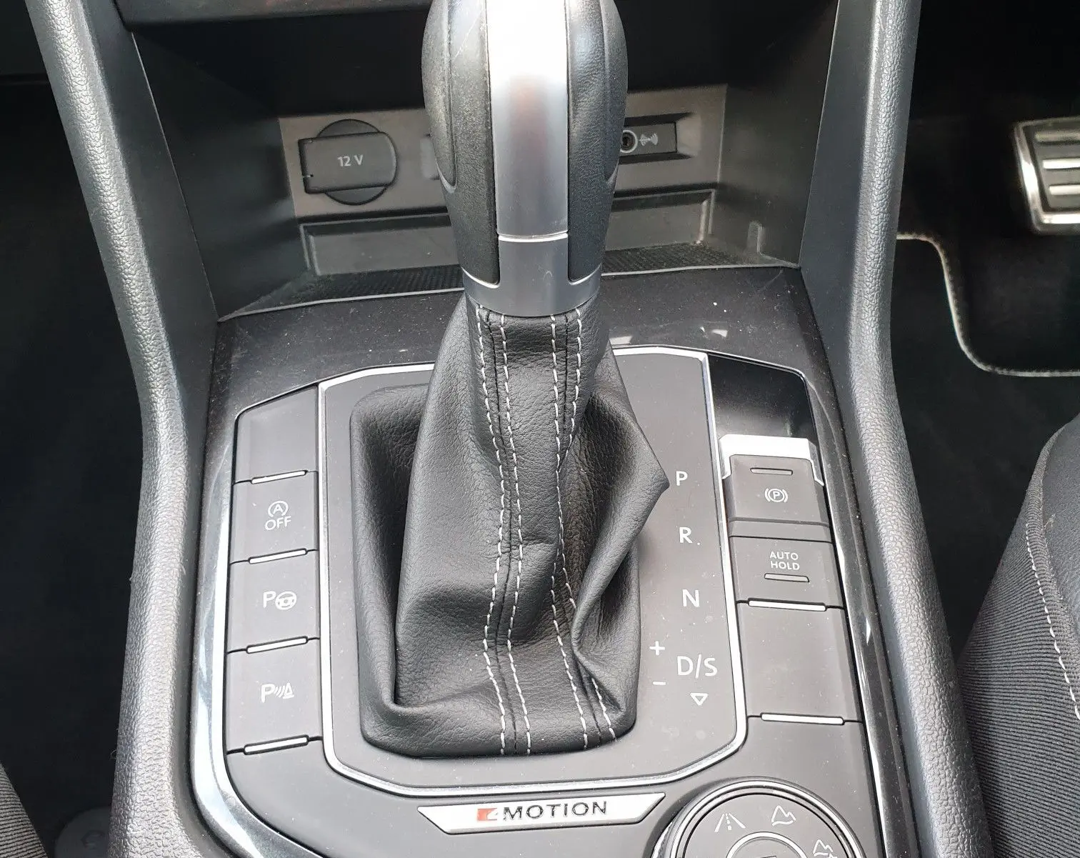 Gros plan sur la console centrale du Volkswagen Tiguan 2018 avec levier de vitesses automatique et molette de modes de conduite.
