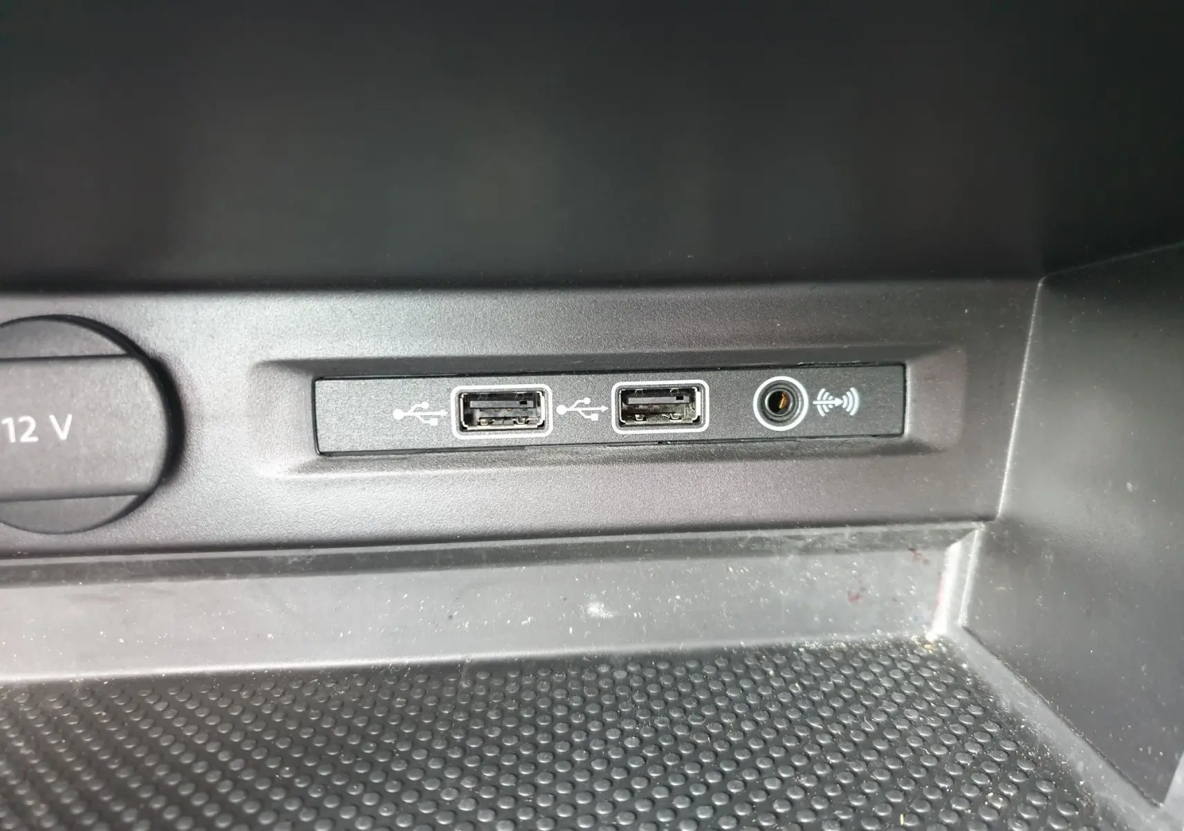 Gros plan sur les ports USB et prise jack dans la console d'un Volkswagen Tiguan bleu Atlantique métallisé 2018.