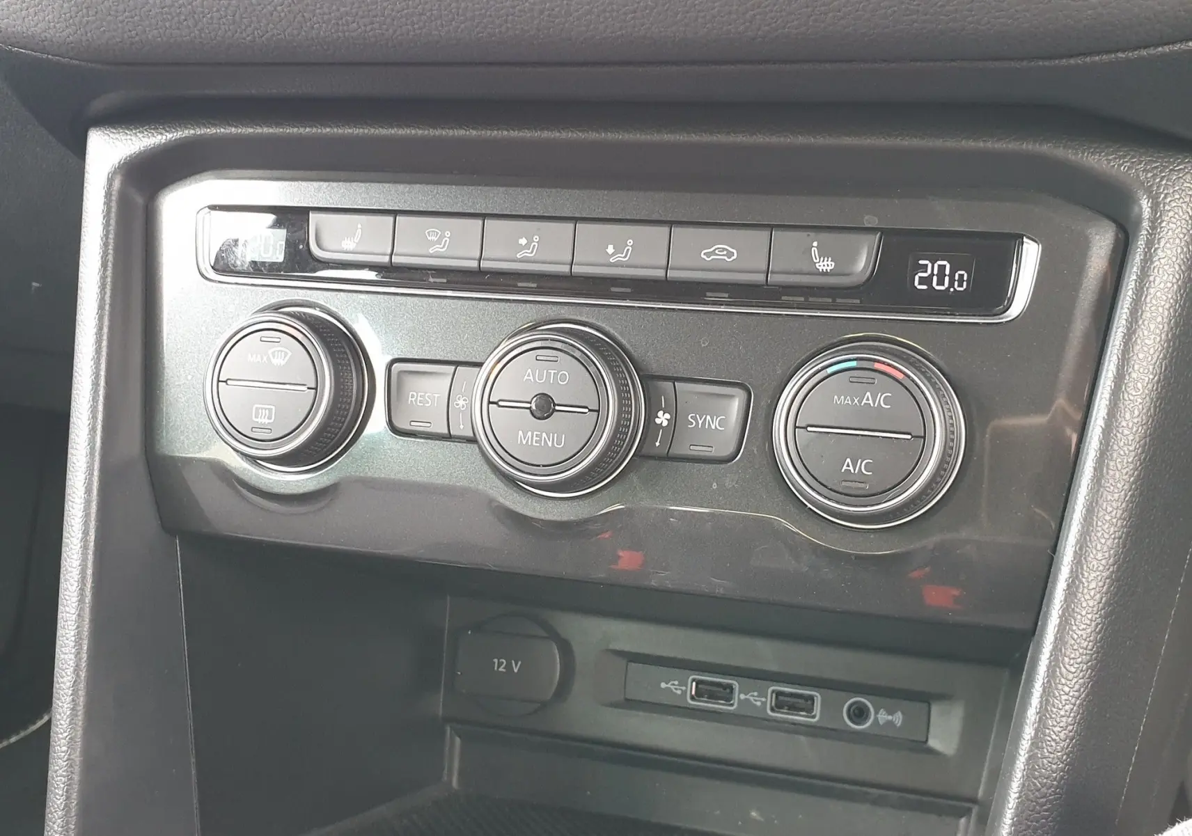 Console centrale du Volkswagen Tiguan 2018 avec commandes de climatisation et ports USB visibles en gros plan.