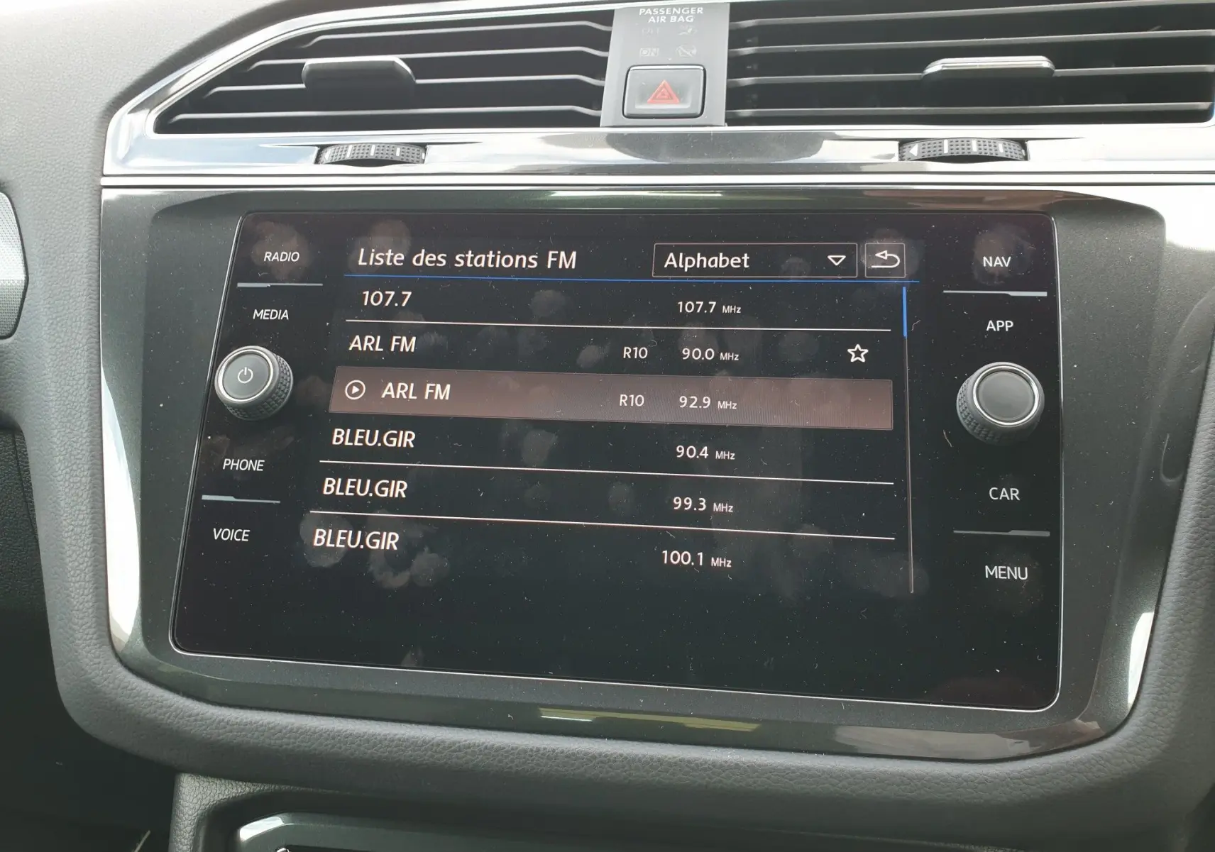 Écran tactile central du Volkswagen Tiguan 2018 affichant la liste des stations FM avec commandes autour.