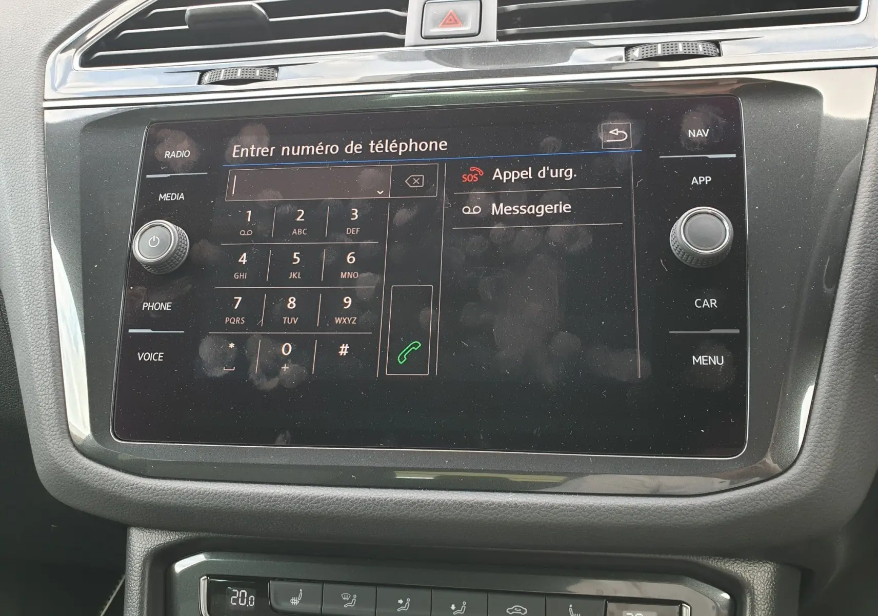 Écran tactile central du Volkswagen Tiguan 2018 montrant le clavier pour entrer un numéro de téléphone.