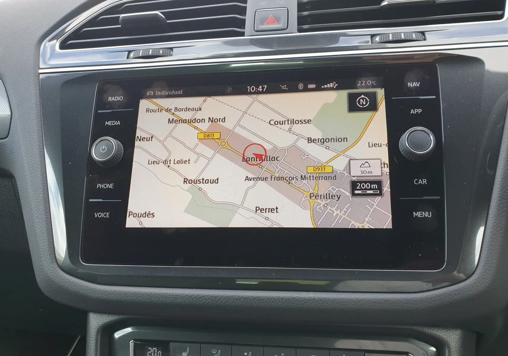 Écran tactile GPS affichant une carte routière dans l'habitacle du Volkswagen Tiguan bleu Atlantique 2018.