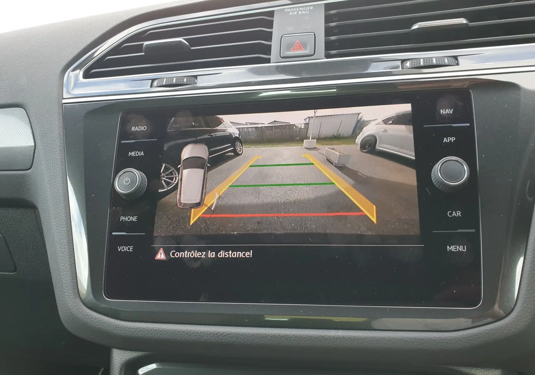 Écran central du Volkswagen Tiguan 2018 montrant la caméra de recul avec lignes de guidage colorées.