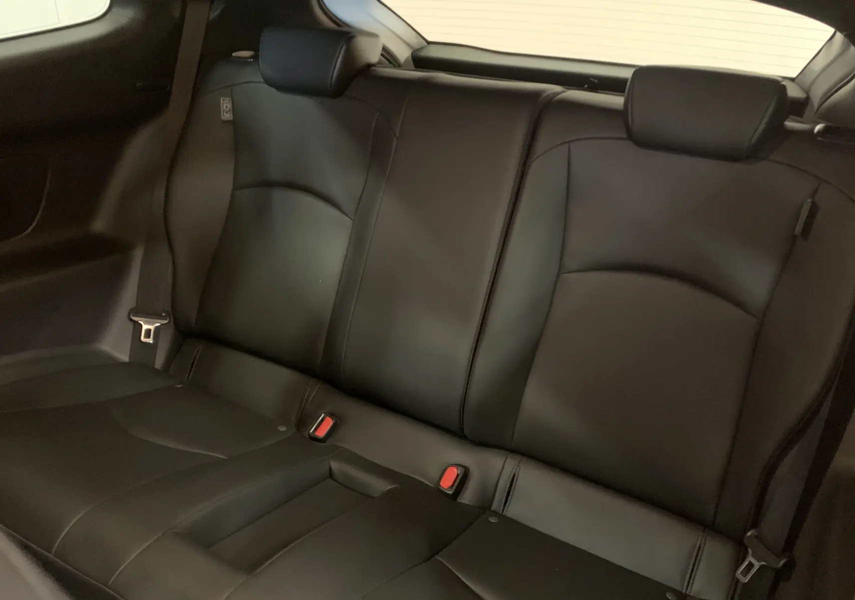 Vue intérieure sur les sièges arrière en cuir noir de la Toyota Yaris 1.6 VVT-I 261 Premium GR 2021.