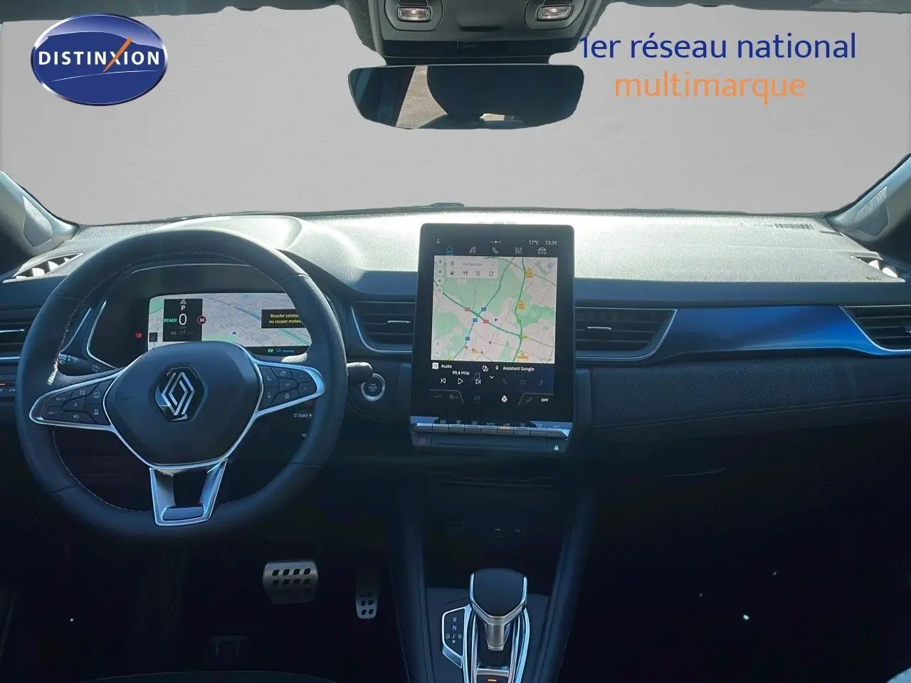 Intérieur noir du Renault Captur E-Tech Hybrid 2025, vue frontale sur le tableau de bord avec écran tactile central et volant multifonction.