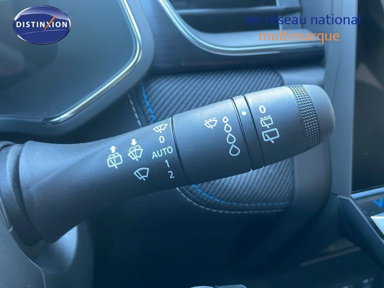 Gros plan sur la commande d'essuie-glace du Renault Captur noir étoile métal, soulignant les réglages automatiques.