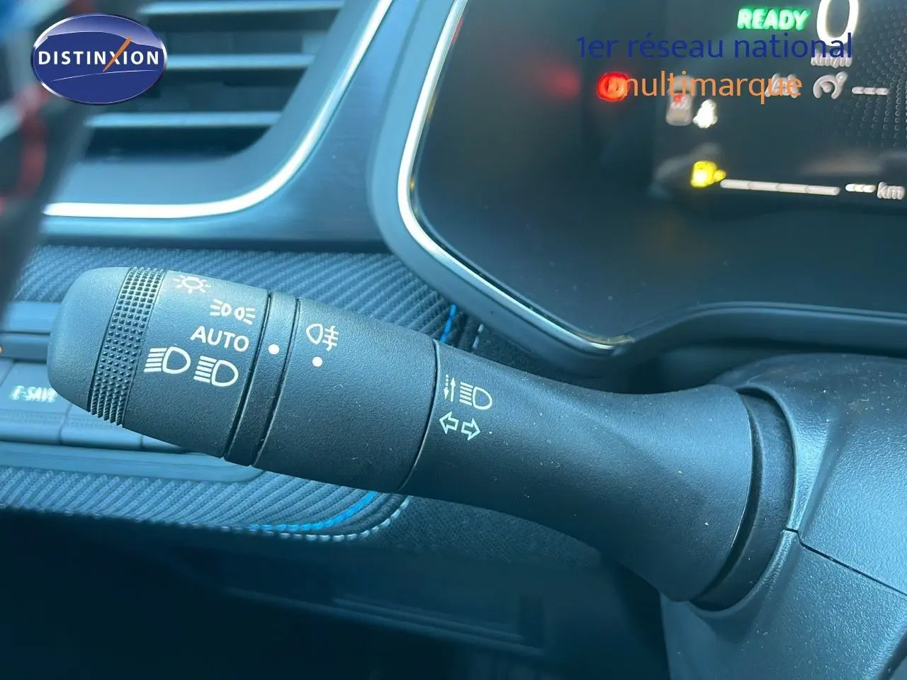 Gros plan sur la commande des phares et clignotants du Renault Captur noir étoile métal 2025, version hybride.