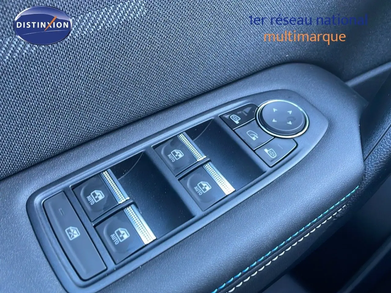 Gros plan sur les commandes des vitres électriques et rétroviseurs du côté gauche d’un Renault Captur noir étoile métal 2025.