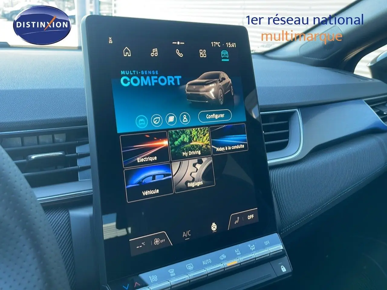 Écran tactile central affichant les réglages de conduite du Renault Captur E-Tech hybride, intérieur moderne et épuré.