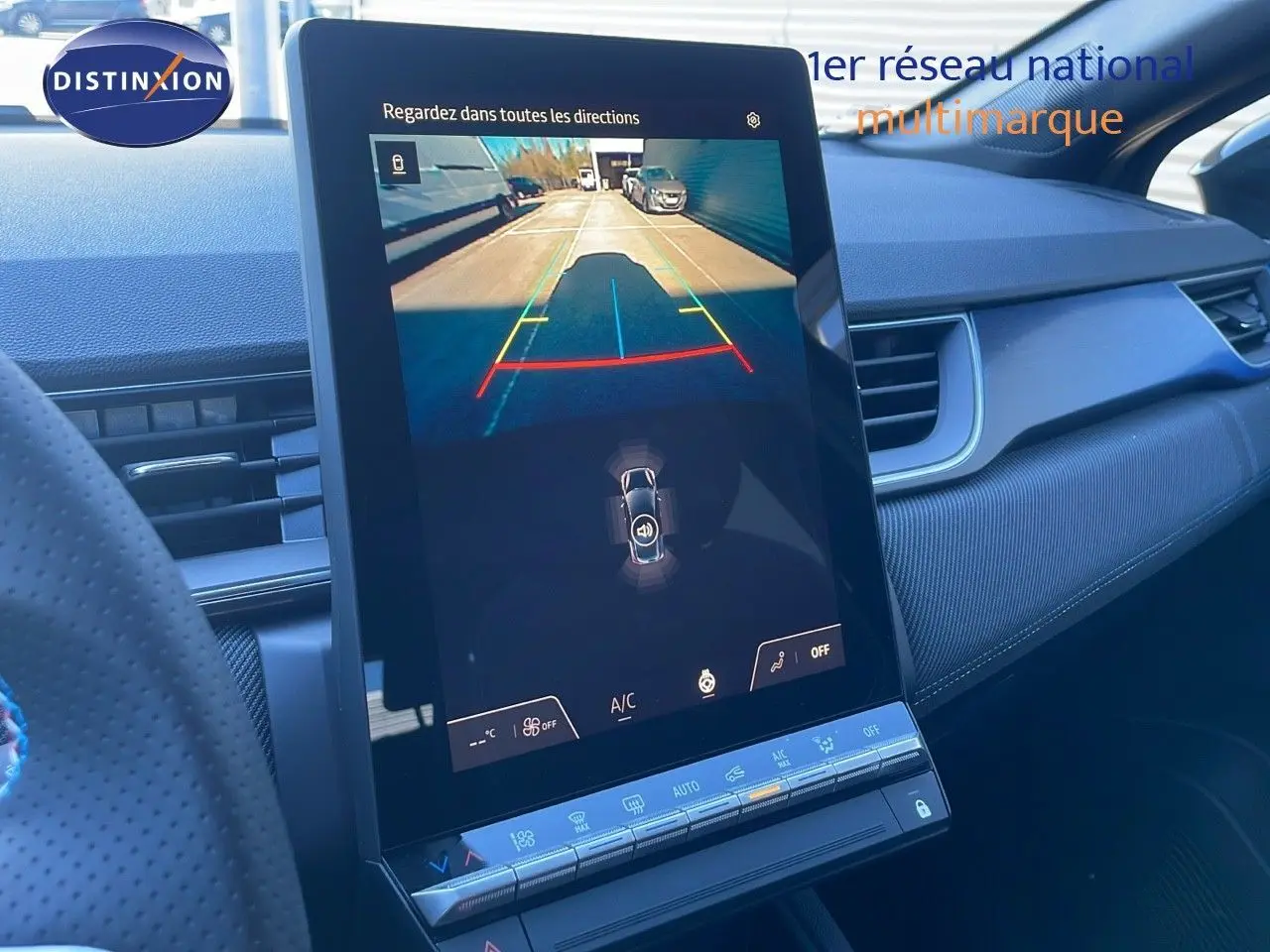 Vue rapprochée de l'écran central tactile du Renault Captur noir étoile métal 2025 affichant la caméra de recul.