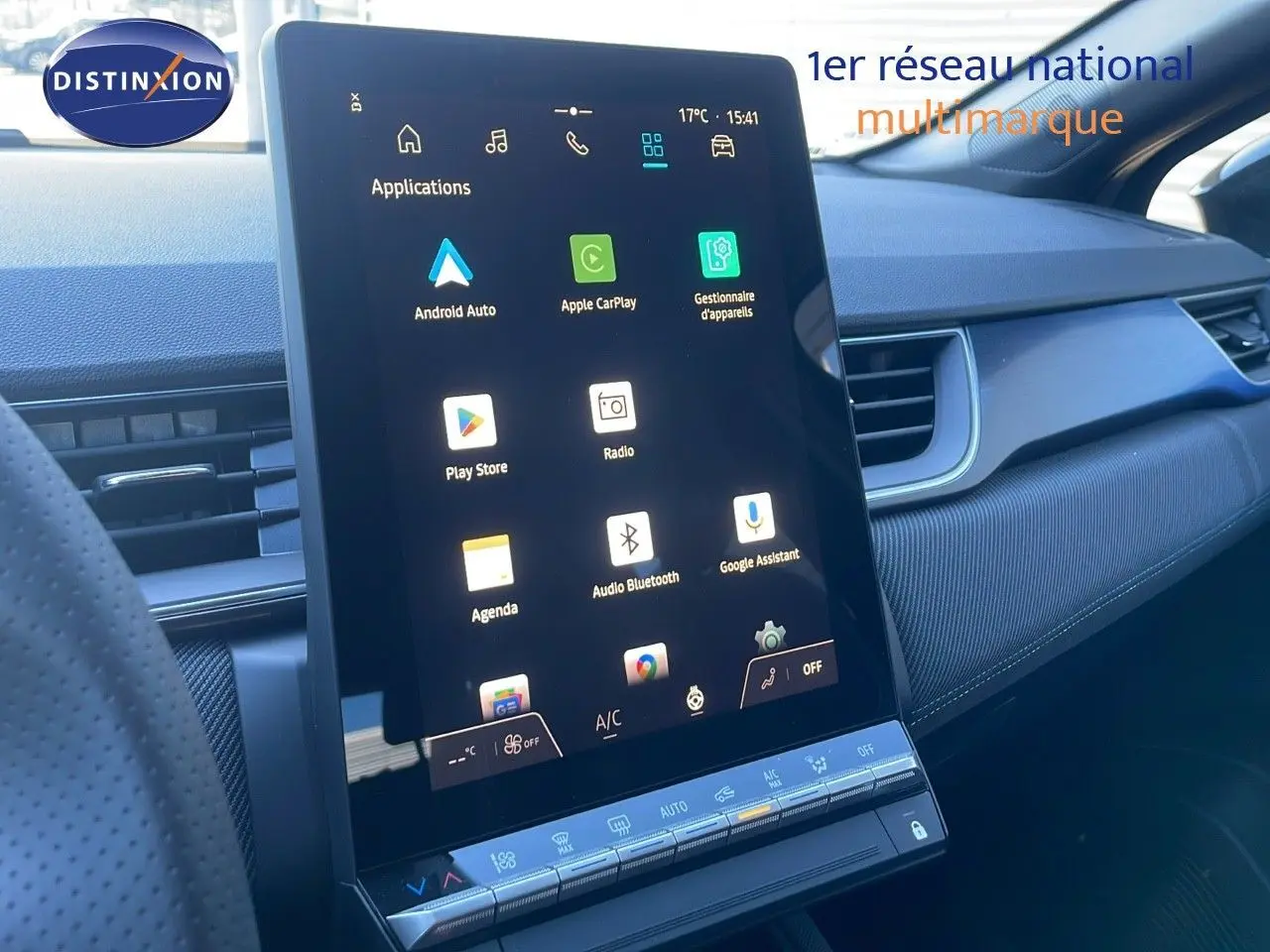 Vue intérieure du tableau de bord du Renault Captur E-Tech Hybrid 2025 avec écran tactile central et finition noire étoile métal.