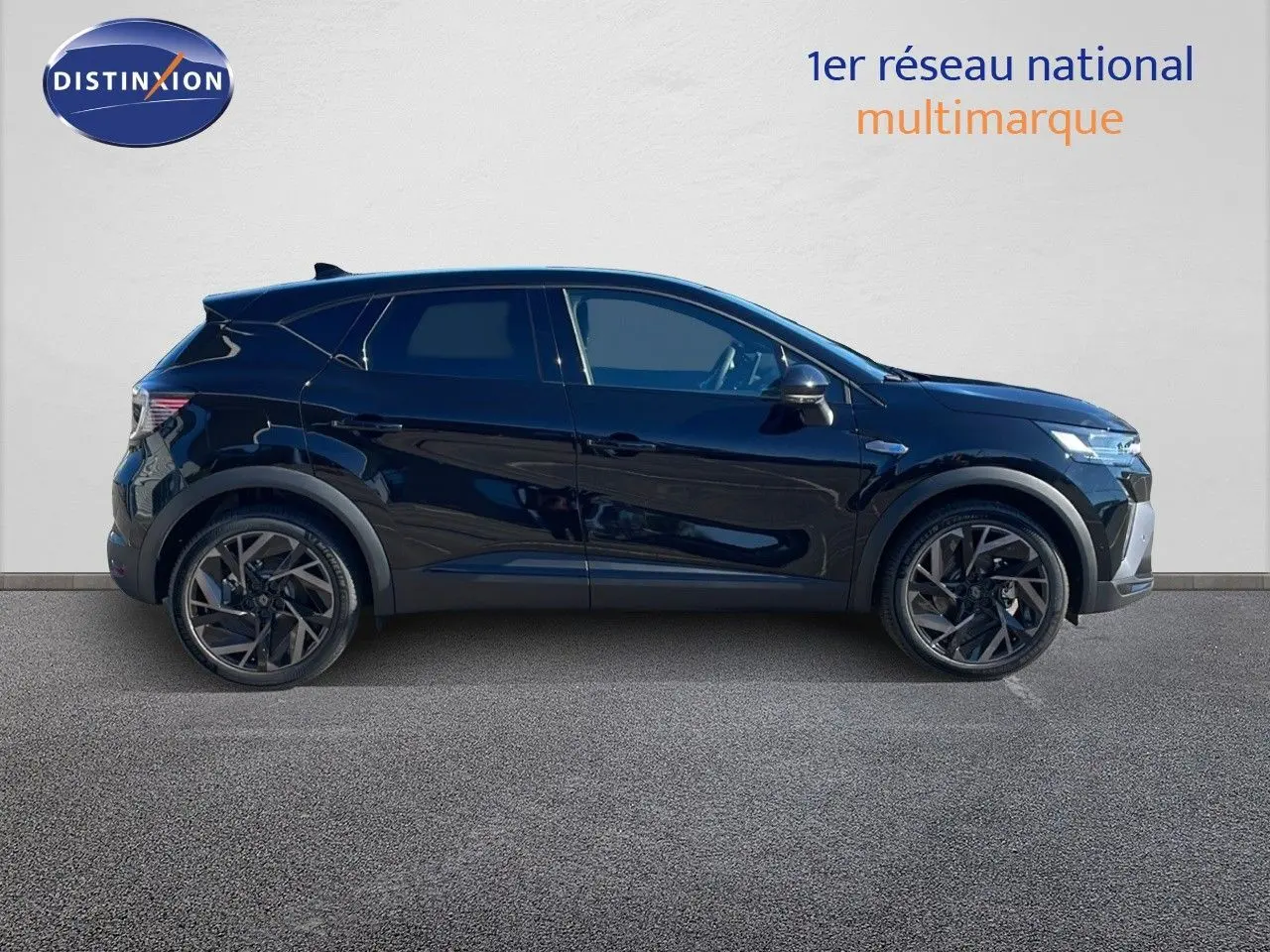 Profil côté gauche du Renault Captur E-Tech hybride 2025 noir étoile métal avec jantes alliage noires.