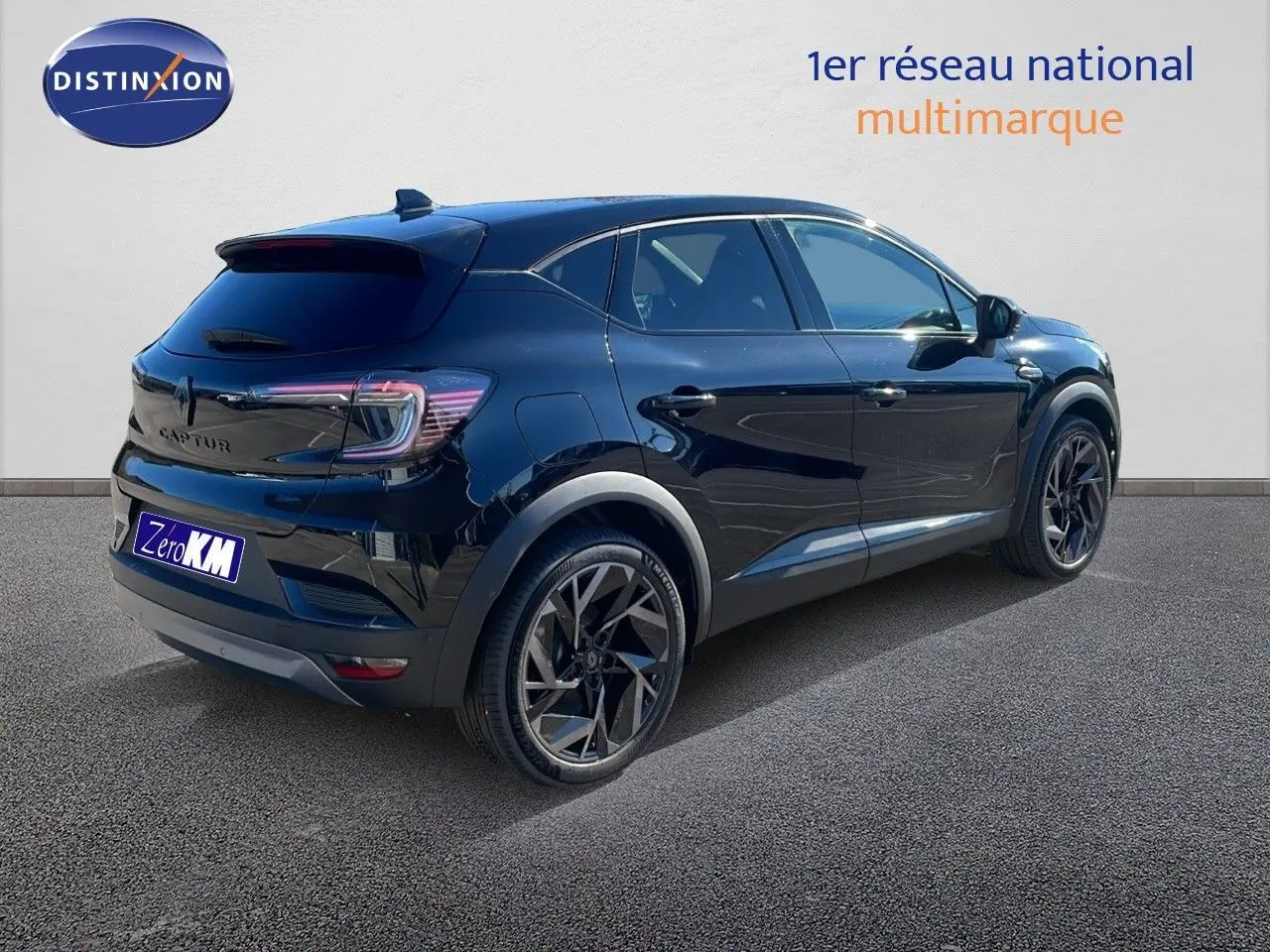 Vue 3/4 arrière droite d'un Renault Captur noir étoile métal 2025 avec jantes noires et toit foncé.