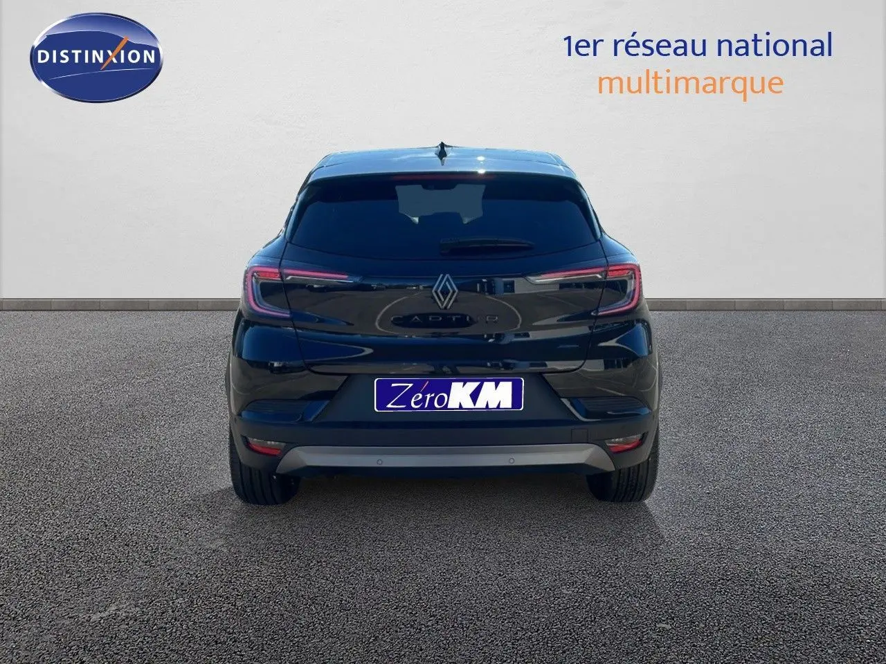 Vue arrière du Renault Captur noir étoile métal 2025 avec feux LED et logo central bien visibles.