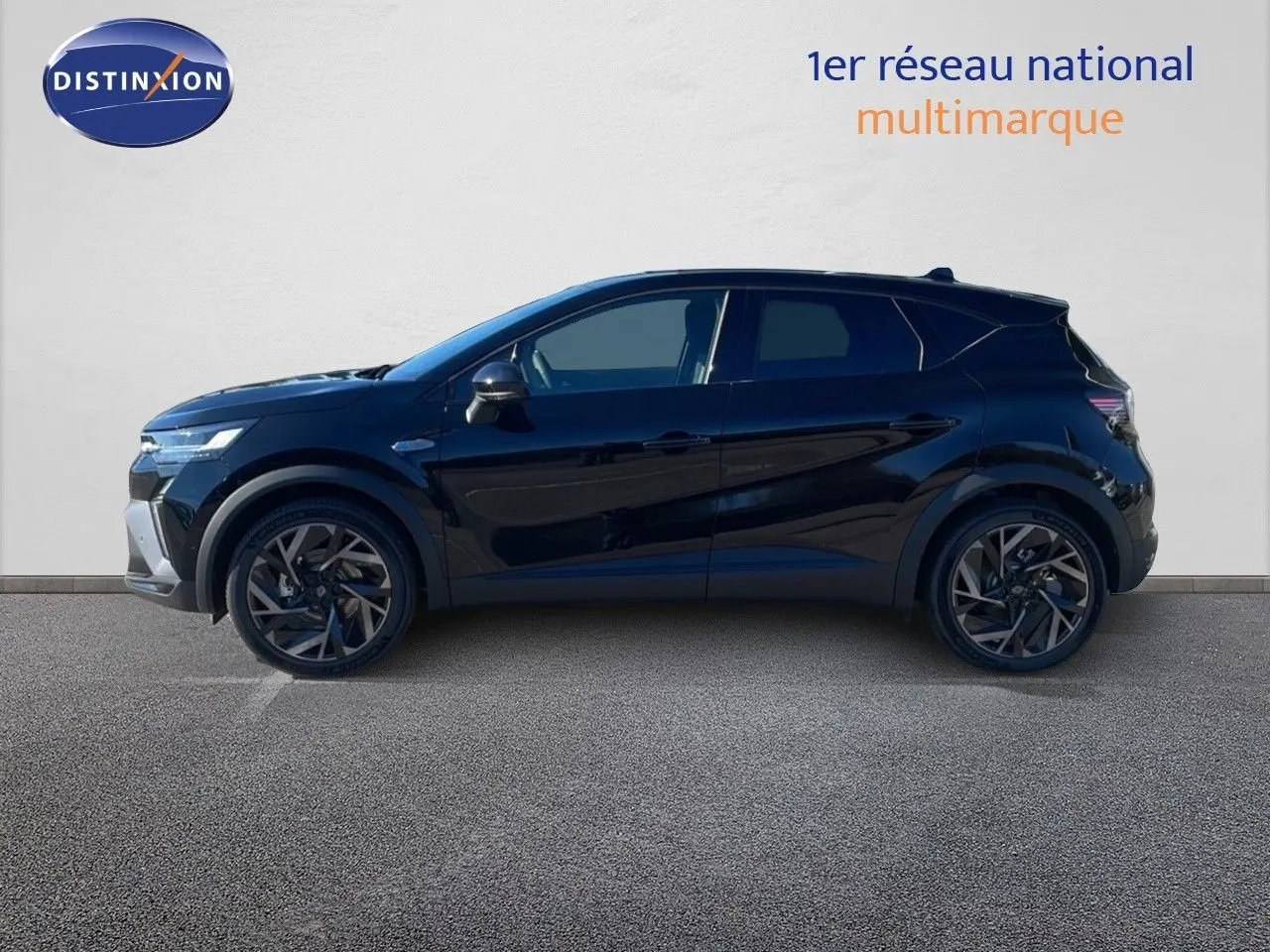 Profil côté gauche d'un Renault Captur E-Tech hybride 2025 noir étoile métal avec jantes alliage et lignes dynamiques.