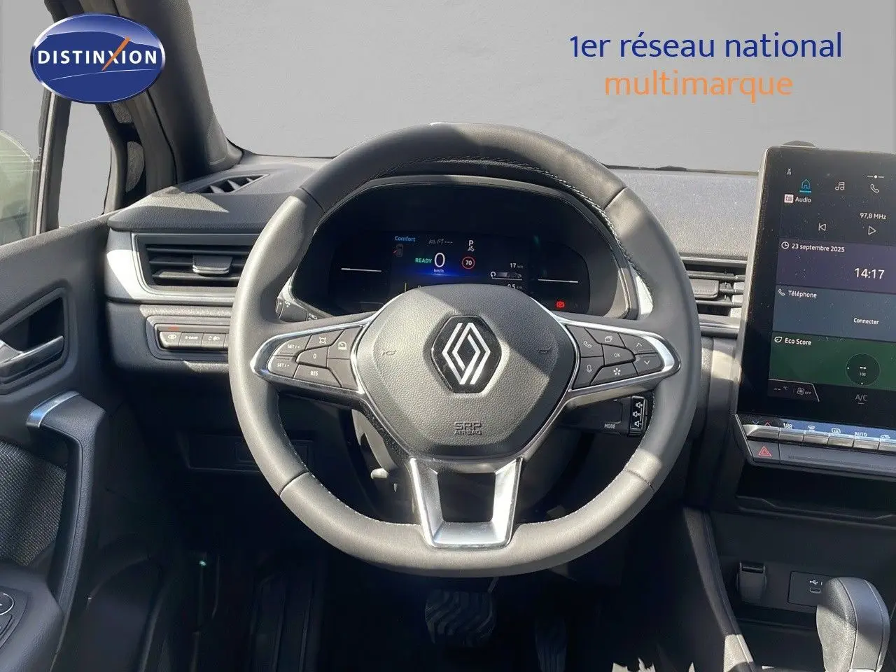 Vue frontale du volant et tableau de bord du Renault Captur E-Tech hybride 2025 avec écran tactile et finitions noires.