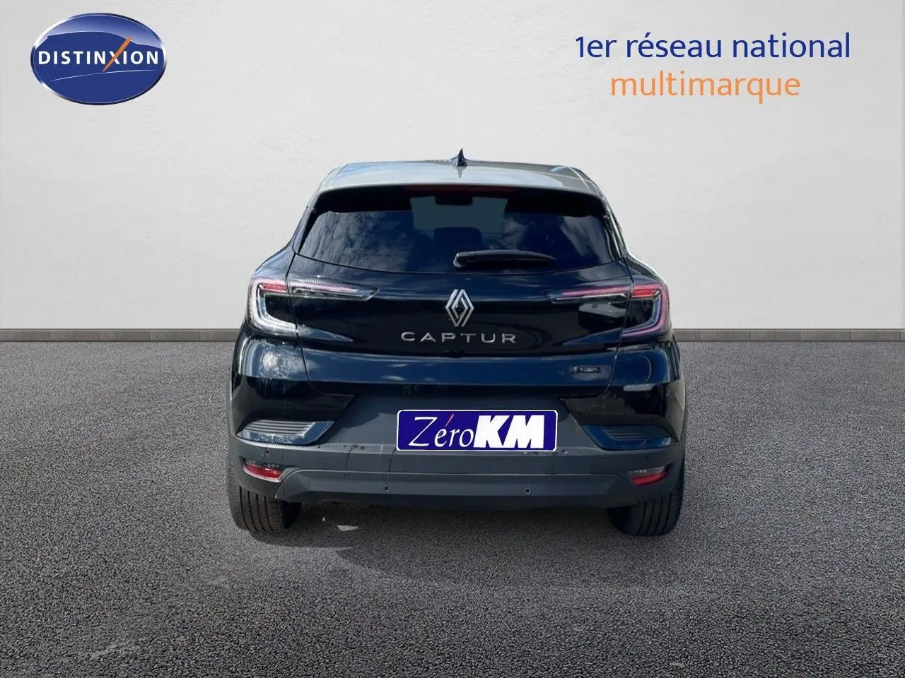 Vue arrière d'un Renault Captur noir étoile métal avec toit gris, modèle hybride 2025 affichant ses feux LED distinctifs.