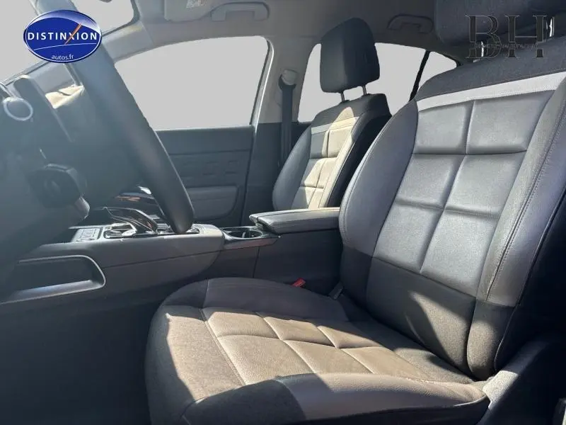 Vue intérieure côté conducteur du Citroën C5 Aircross 2020, sièges en Alcantara noir et tissu effet cuir, console centrale visible.