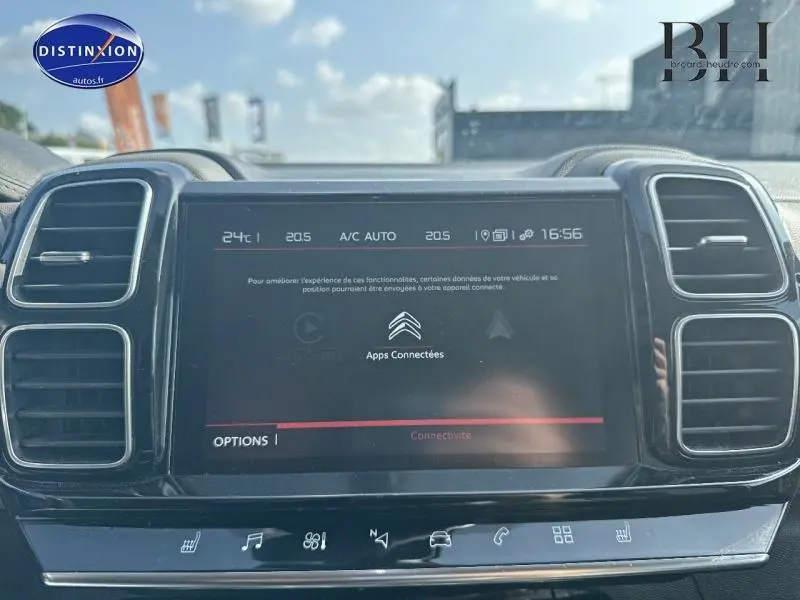 Écran tactile central du tableau de bord du Citroën C5 Aircross blanc nacré, affichant les apps connectées.