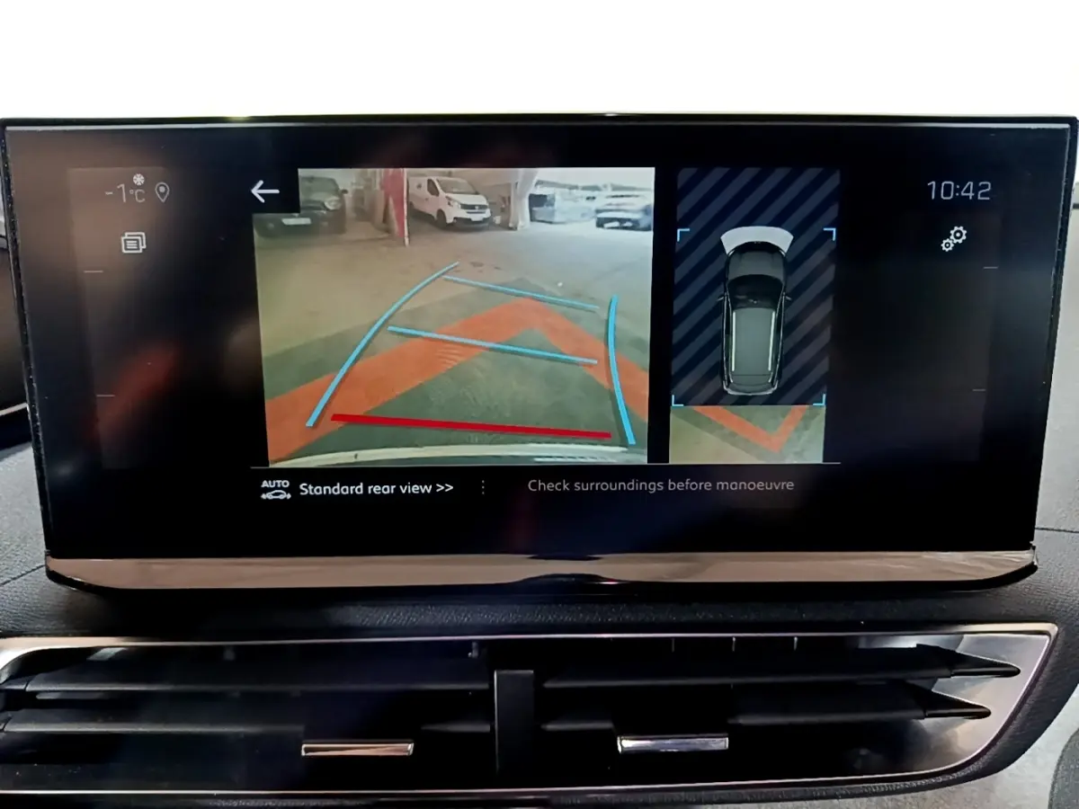 Écran tactile intérieur du Peugeot 3008 GT bleu de 2021 montrant la caméra de recul et l’aide au stationnement arrière.