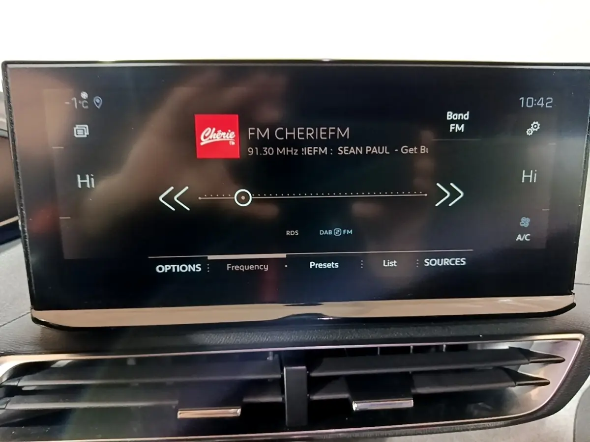 Écran tactile central du tableau de bord du Peugeot 3008 GT 2021 affichant la radio FM Cherie FM.